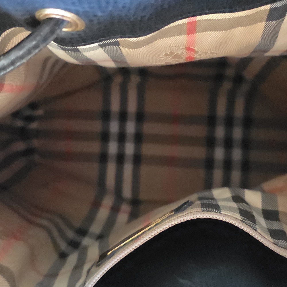 Burberry Black LEATHER bucket Bag With Plaid Interior - Picture 2 of 3